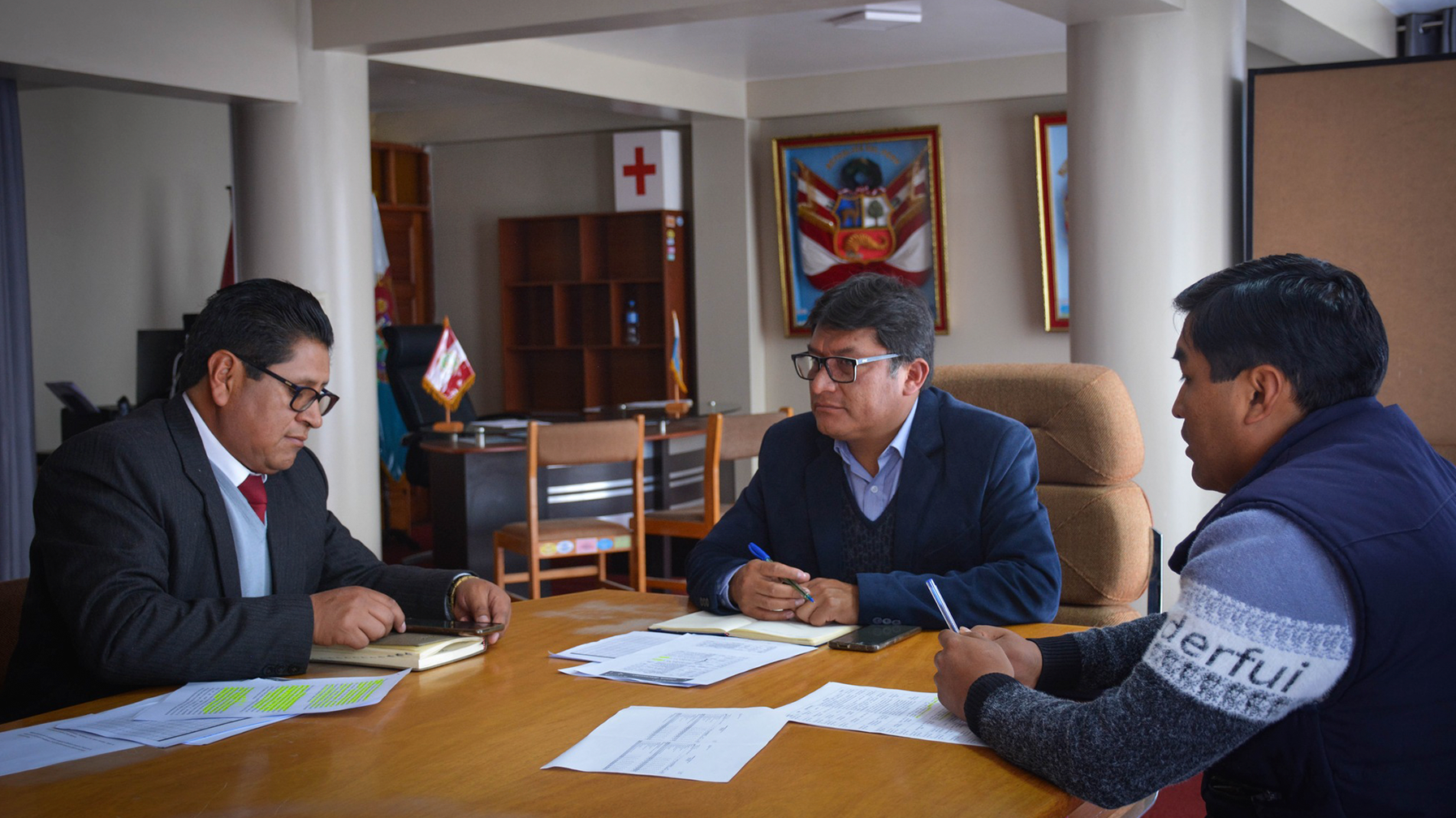 El alcalde de la municipalidad provincial de Yunguyo, Ing. Fernando Coya Valdivia, se reunió con el consejero regional por la provincial de Yunguyo, Rolando Rivera Zevallos, con la finalidad de concretar acciones para lograr la ejecución de obras de impacto provincial.
En la reunión, verificaron el estado de las obras en trámite como la construcción del nuevo hospital, ejecución de la carretera Yunguyo – Tinicachi y otros proyectos emblemáticos a nivel de la provincia de Yunguyo.
Estos temas centrales han hecho que ambas autoridades en conjunto, fijen estrategias para que el gobernador regional de Puno atienda la cartera de proyectos; dentro de ellos la construcción del nuevo hospital.
Asimismo, ambas autoridades junto a una comitiva de representantes de la sociedad civil, plantearan al Gobernador regional la consideración de estos y demás proyectos en el taller de presupuesto participativo para el año 2024.