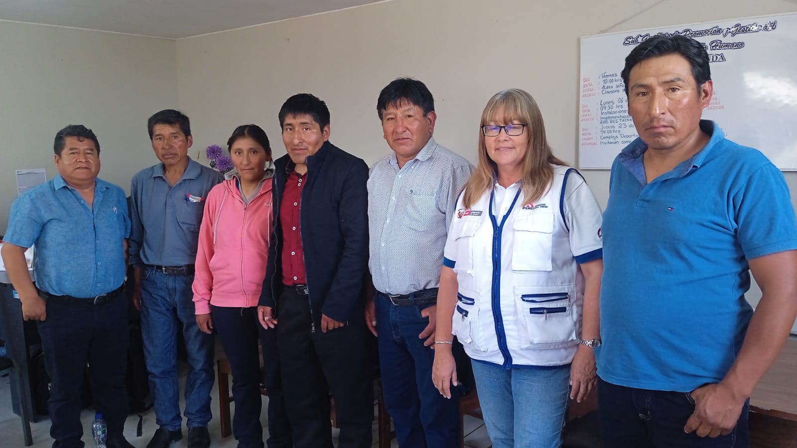 Padres de la IE Simón Bolívar de Candarave coordinan acciones para mejorar su institución.