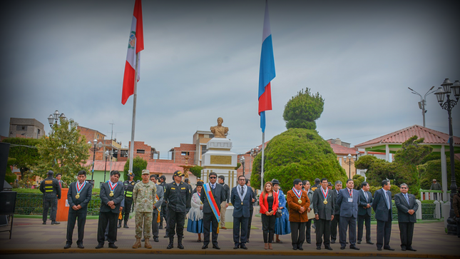 Ceremonia de Izamiento del Pabellón Nacional y Bandera de Yunguyo en nuestra plaza de Armas 