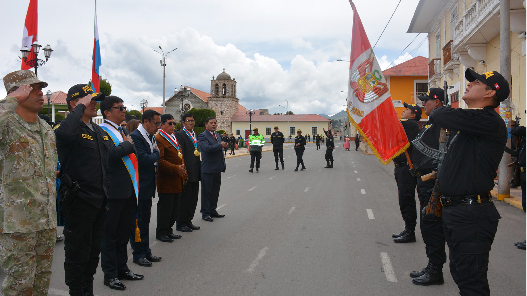 Ceremonia de Izamiento del Pabellón Nacional y Bandera de Yunguyo en nuestra plaza de Armas