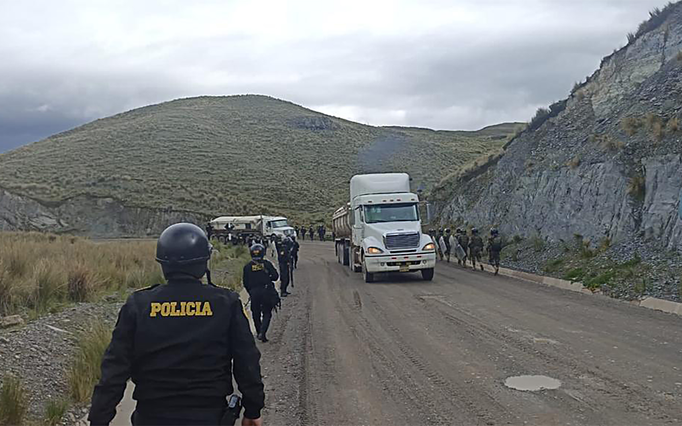 Policías Nacional despeja tramos del Corredor Vial Sur en Cusco