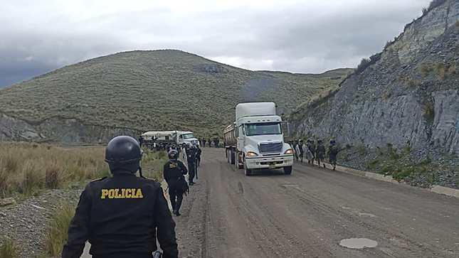 Policías Nacional despeja tramos del Corredor Vial Sur en Cusco