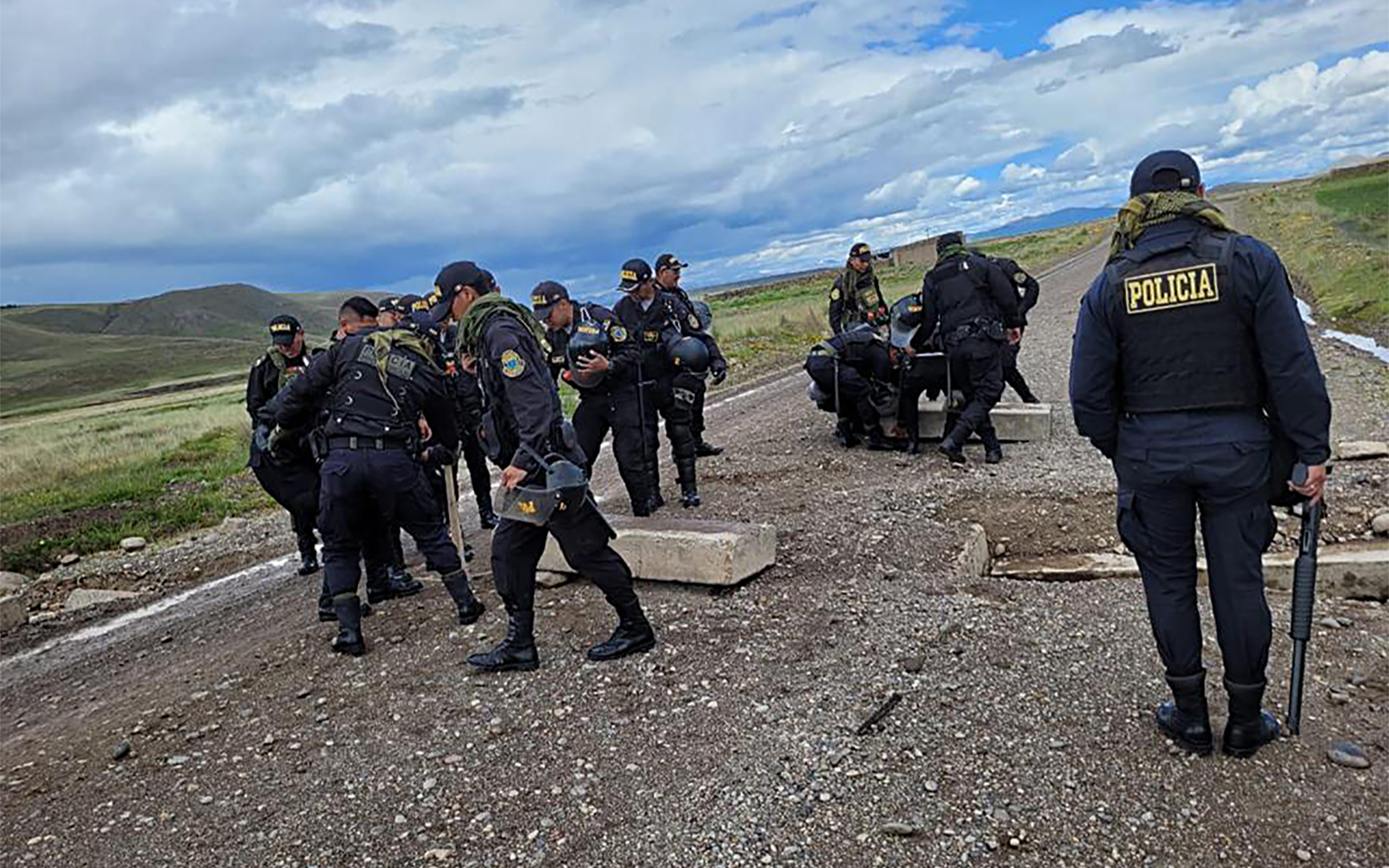 Policías Nacional despeja tramos del Corredor Vial Sur en Cusco