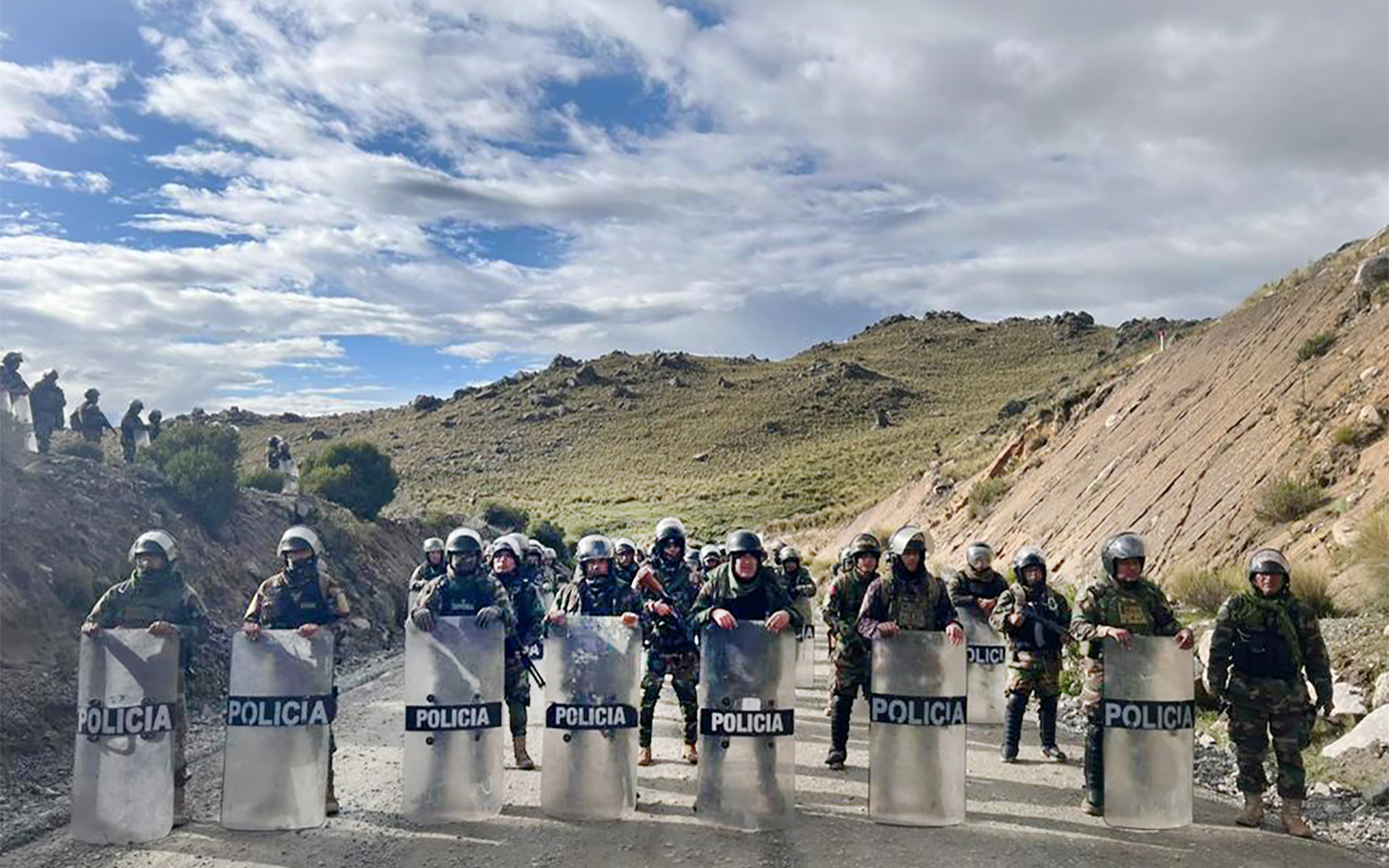 Policías Nacional despeja tramos del Corredor Vial Sur en Cusco