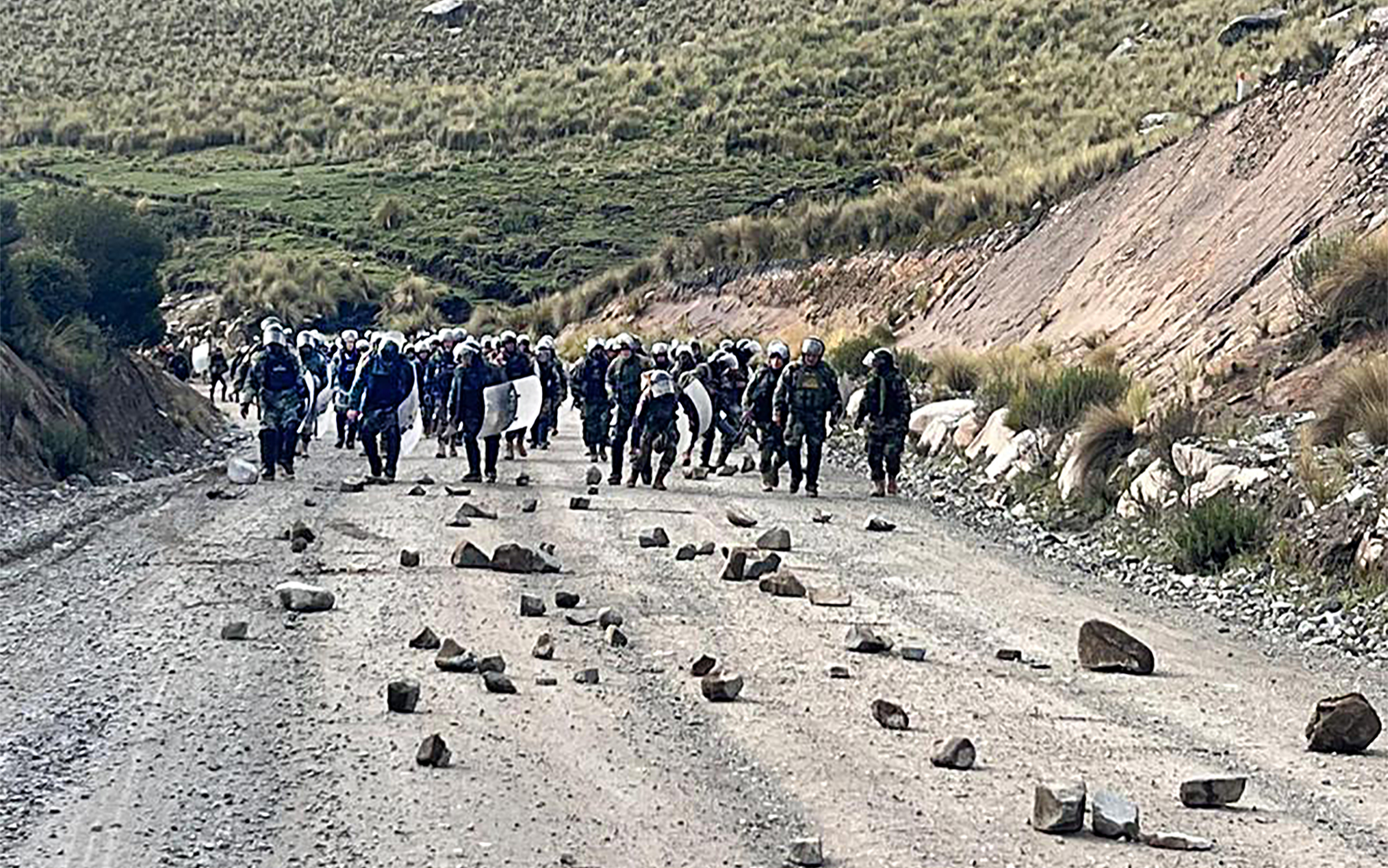 Policías Nacional despeja tramos del Corredor Vial Sur en Cusco