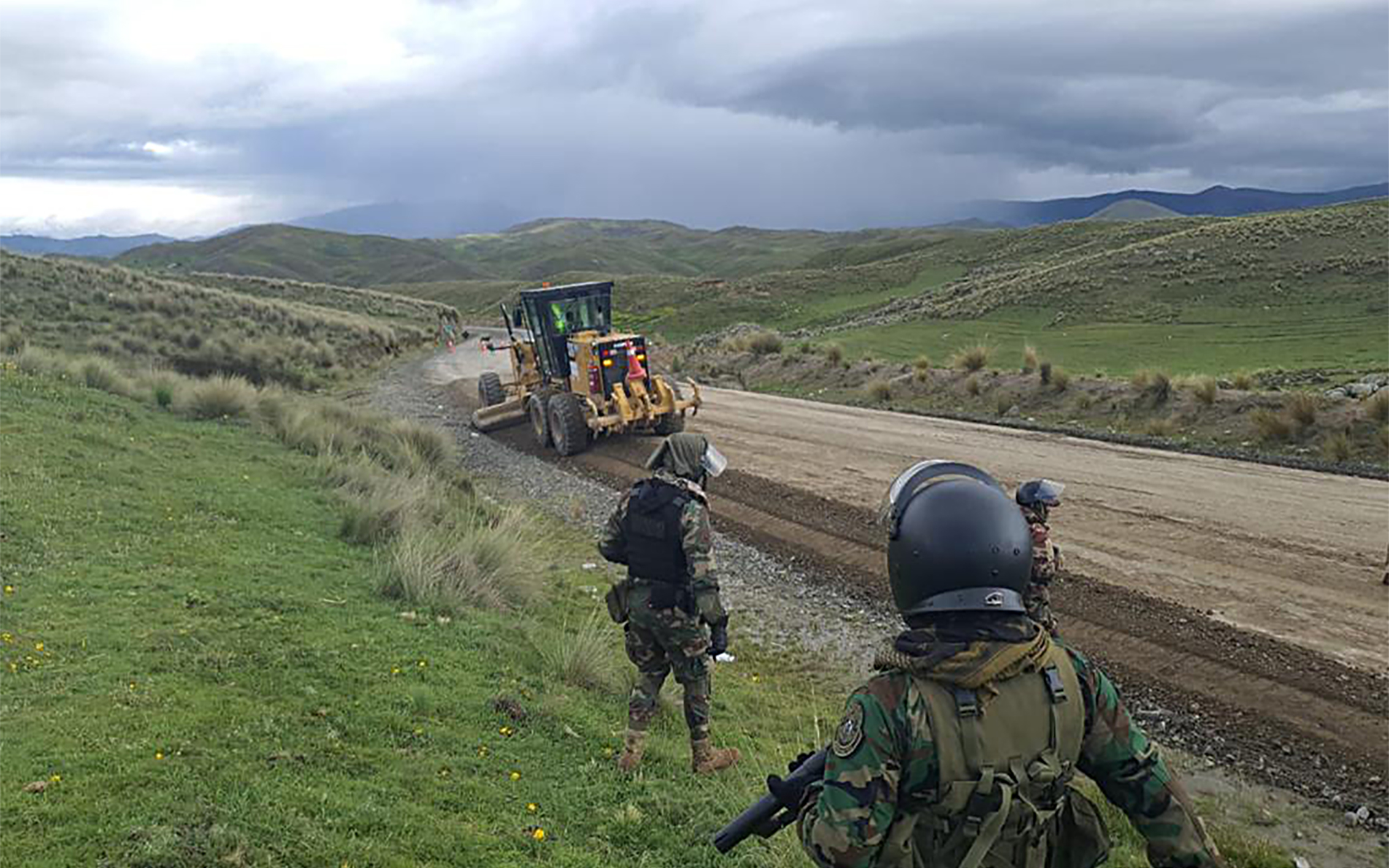 Policías Nacional despeja tramos del Corredor Vial Sur en Cusco