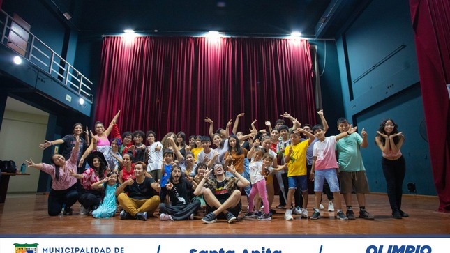 Una gran cantidad de vecinos de diferentes edades participaron de la convocatoria y se sumergieron en una variedad de ejercicios teatrales. Tanto adultos como niños demostraron su habilidad para desenvolverse en el escenario y explorar su creatividad. La energía y la pasión en la sala eran contagiosas, y todos los participantes se fueron con una sensación de satisfacción y logro. 
¡Sin duda fue una experiencia inolvidable para todos!
#olimpioalegria
#santaanitaenbuenasmanos