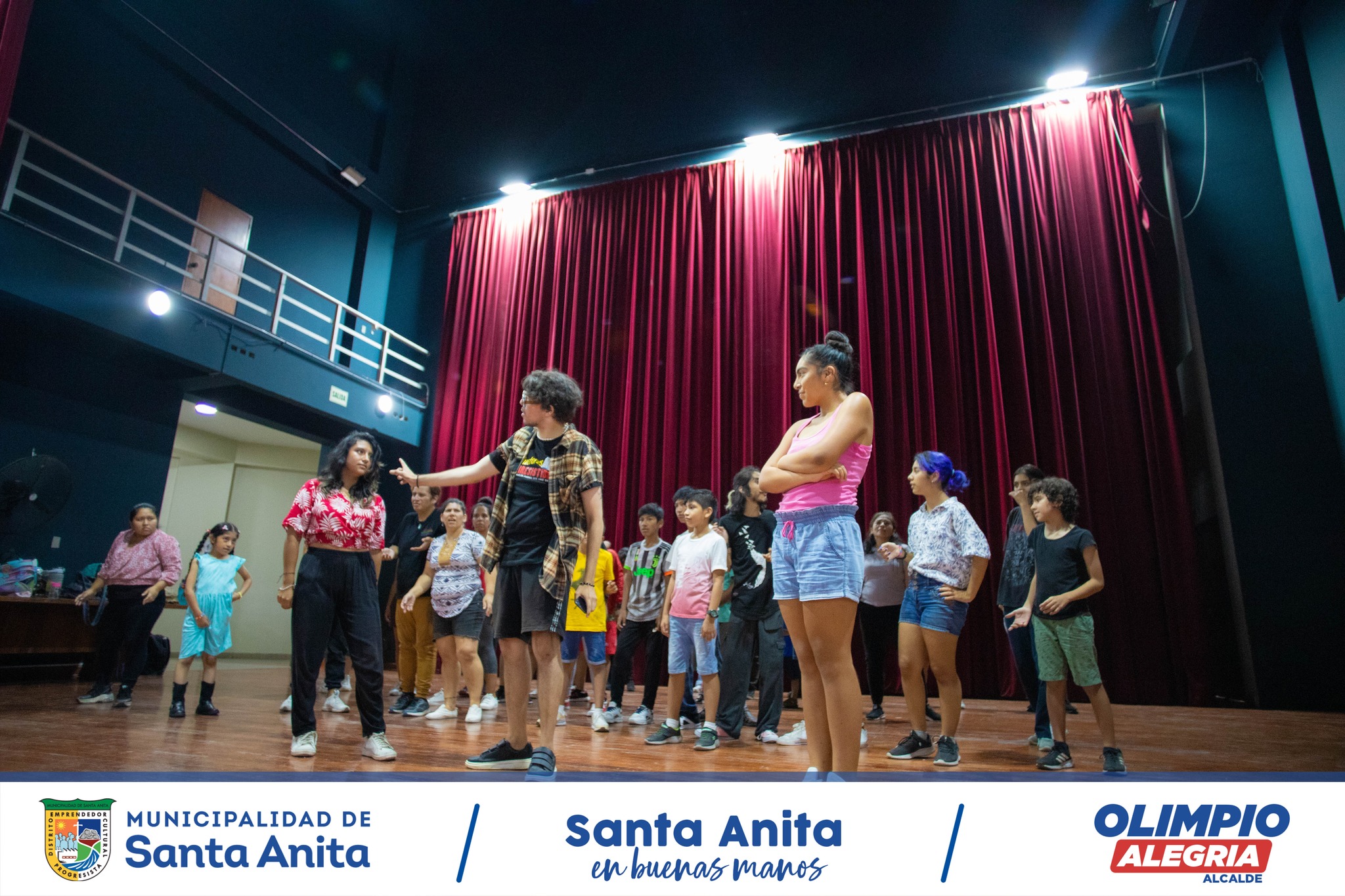 Una gran cantidad de vecinos de diferentes edades participaron de la convocatoria y se sumergieron en una variedad de ejercicios teatrales. Tanto adultos como niños demostraron su habilidad para desenvolverse en el escenario y explorar su creatividad. La energía y la pasión en la sala eran contagiosas, y todos los participantes se fueron con una sensación de satisfacción y logro.
¡Sin duda fue una experiencia inolvidable para todos!
#olimpioalegria
#santaanitaenbuenasmanos