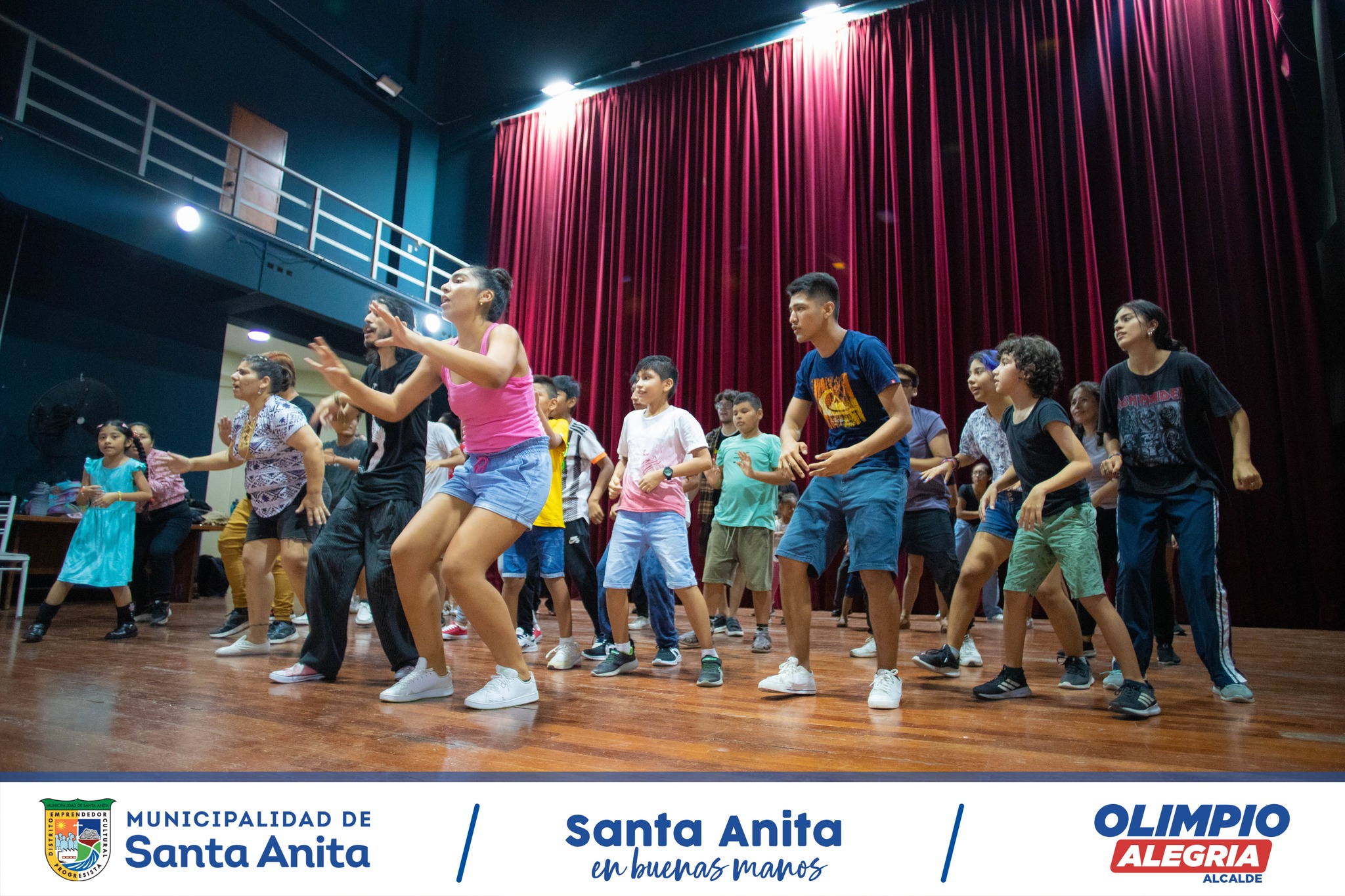 Una gran cantidad de vecinos de diferentes edades participaron de la convocatoria y se sumergieron en una variedad de ejercicios teatrales. Tanto adultos como niños demostraron su habilidad para desenvolverse en el escenario y explorar su creatividad. La energía y la pasión en la sala eran contagiosas, y todos los participantes se fueron con una sensación de satisfacción y logro.
¡Sin duda fue una experiencia inolvidable para todos!
#olimpioalegria
#santaanitaenbuenasmanos
