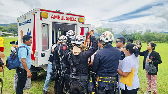 Instalan puente aéreo para traslado de pacientes ante activación de quebradas por lluvias
