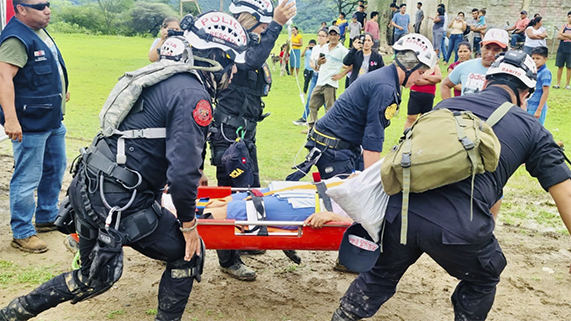 Instalan puente aéreo para traslado de pacientes ante activación de quebradas por lluvias