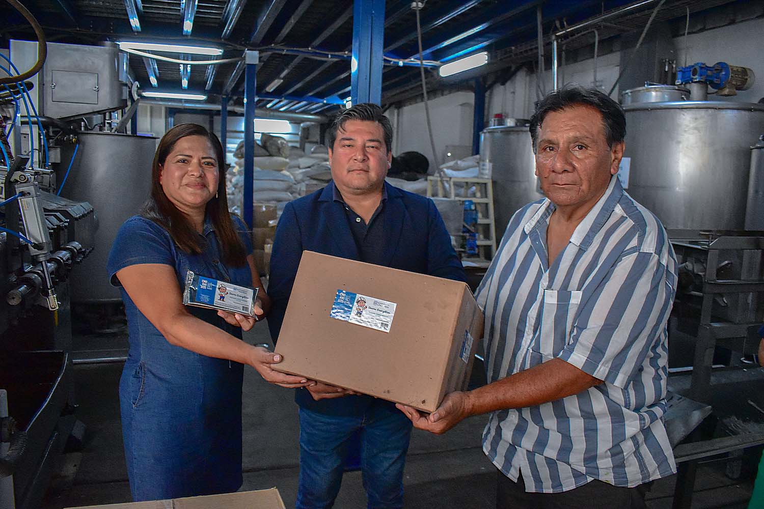 Entrega de las barras energéticas de chocolate 