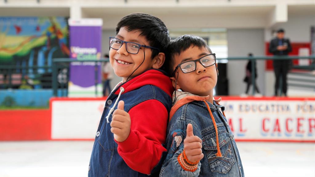 “Vamos al cole sanos y protegidos”: Minsa entregó lentes correctores a los alumnos de la I.E. Mariscal Cáceres de Ayacucho
