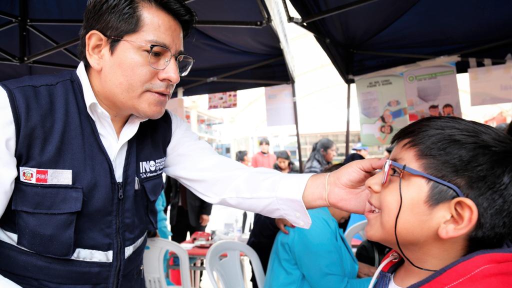 “Vamos al cole sanos y protegidos”: Minsa entregó lentes correctores a los alumnos de la I.E. Mariscal Cáceres de Ayacucho