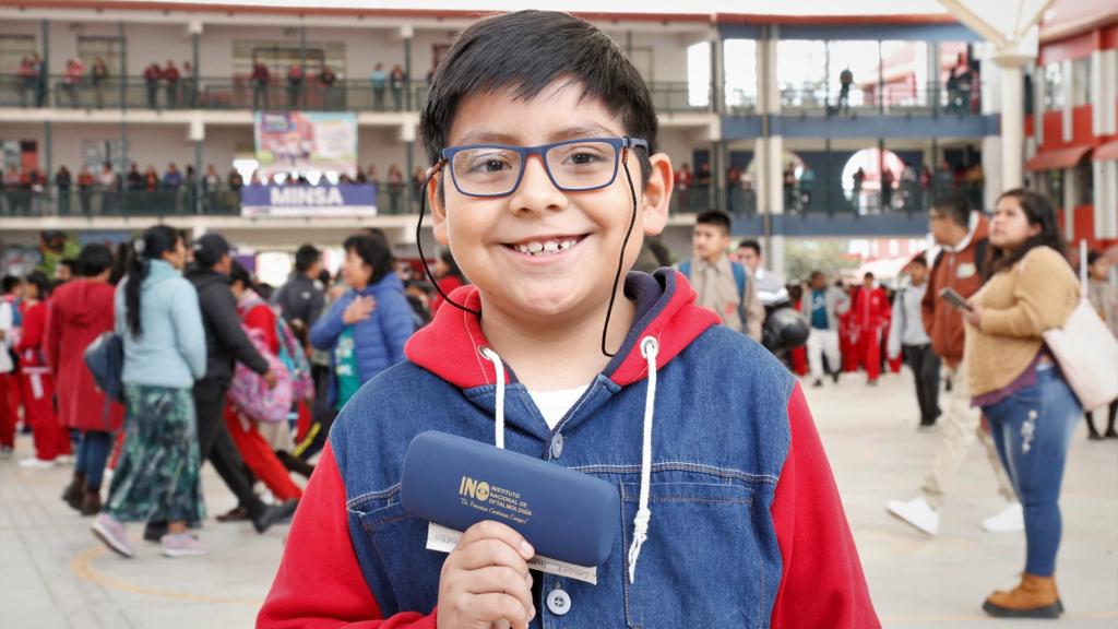 “Vamos al cole sanos y protegidos”: Minsa entregó lentes correctores a los alumnos de la I.E. Mariscal Cáceres de Ayacucho