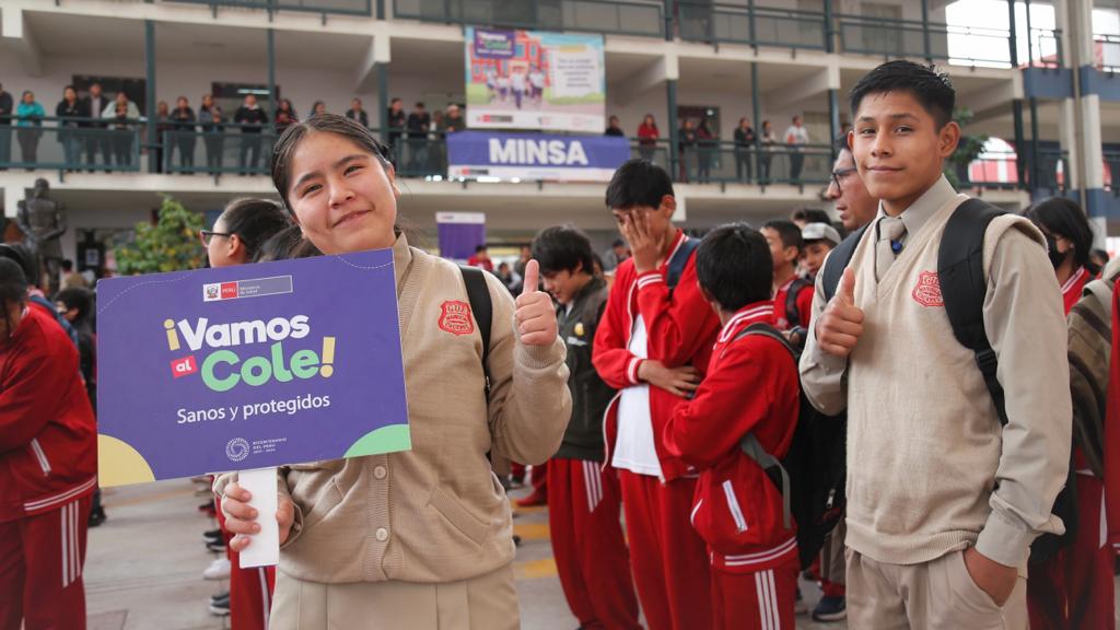 “Vamos al cole sanos y protegidos”: Minsa entregó lentes correctores a los alumnos de la I.E. Mariscal Cáceres de Ayacucho