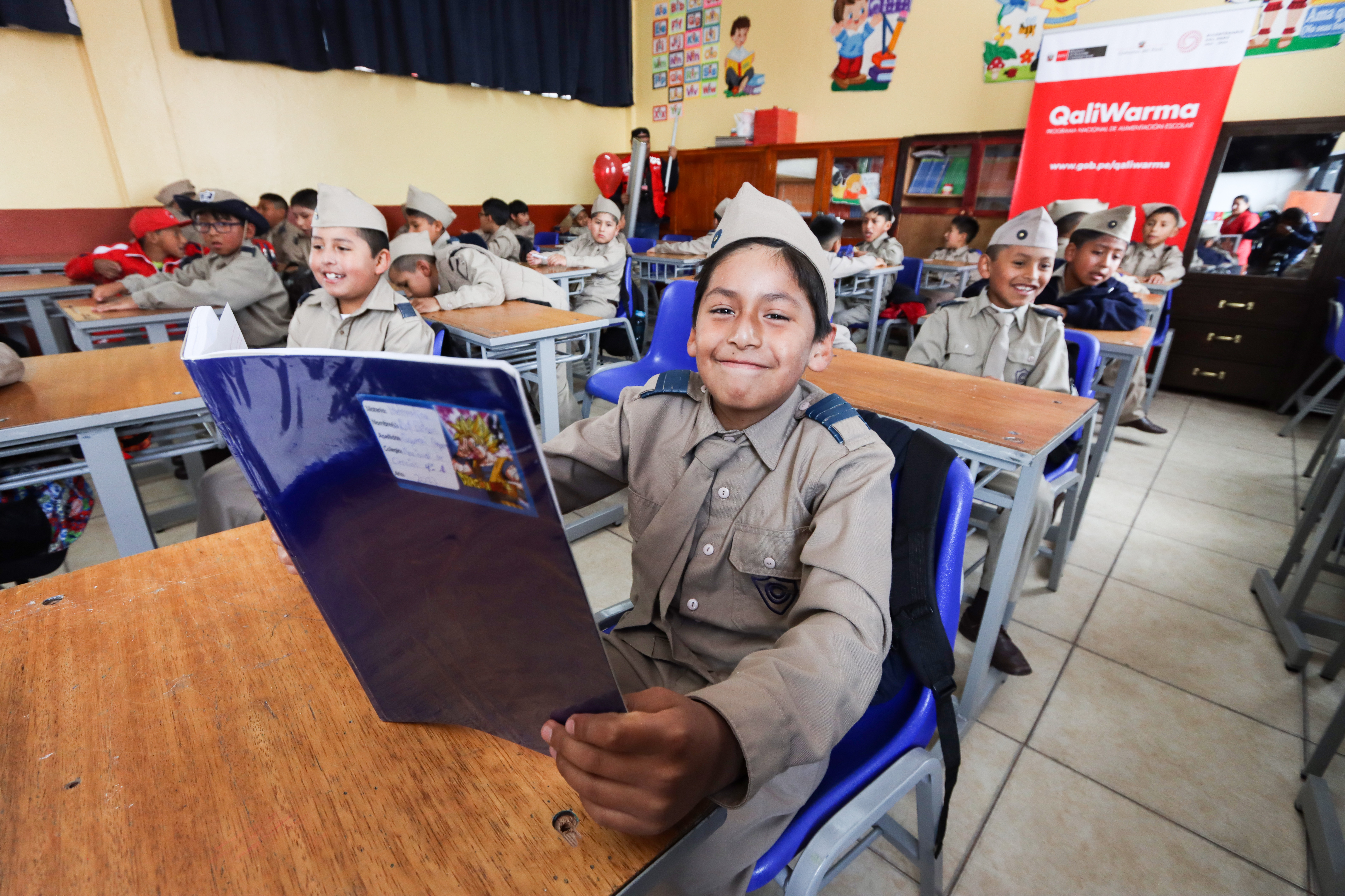 Estudiante con su cuaderno listo para iniciar clases en su colegio.