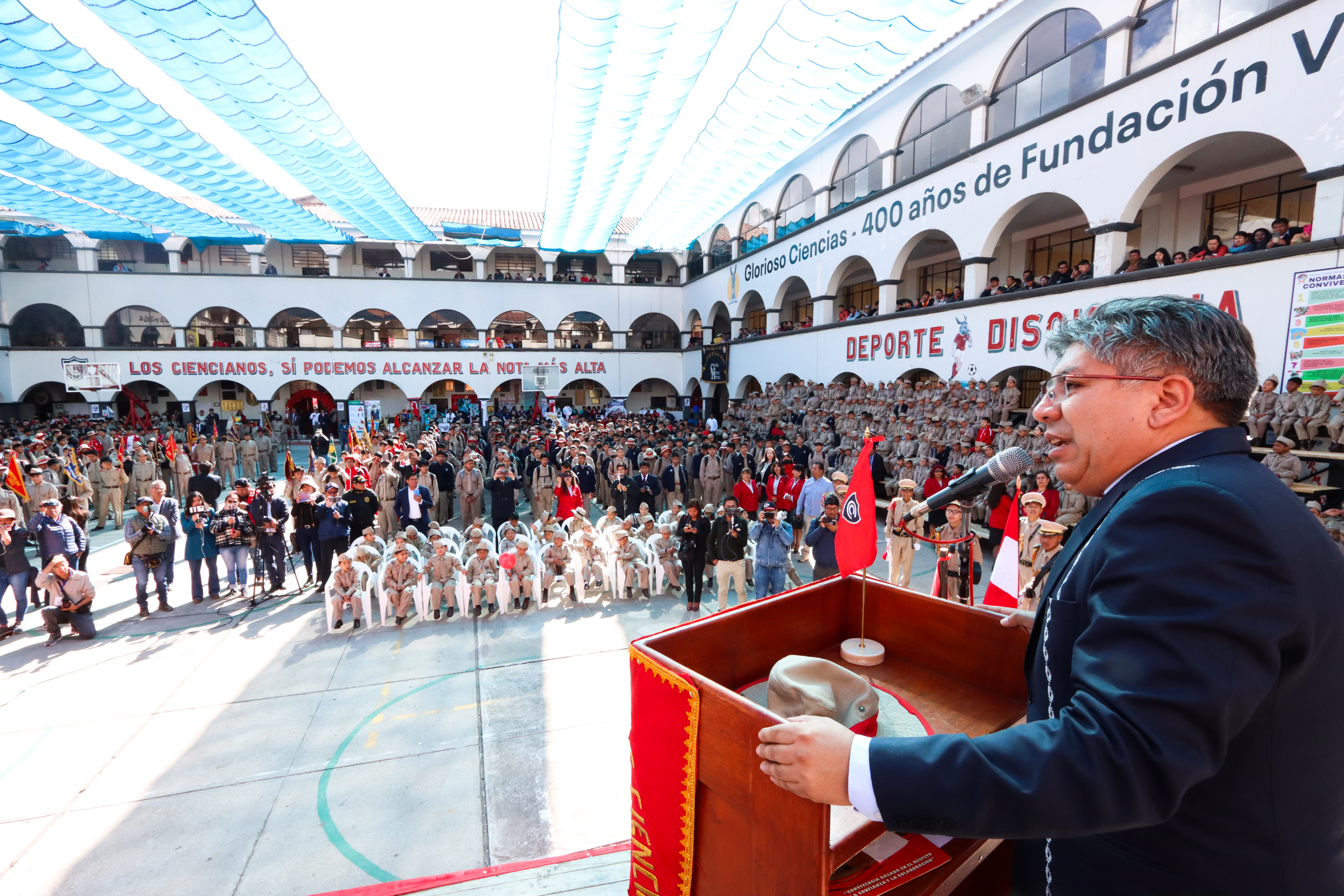 Gobernador regional de Cusco dando un discurso de ánimo a todos los estudiantes del Colegio Ciencias del Cusco.