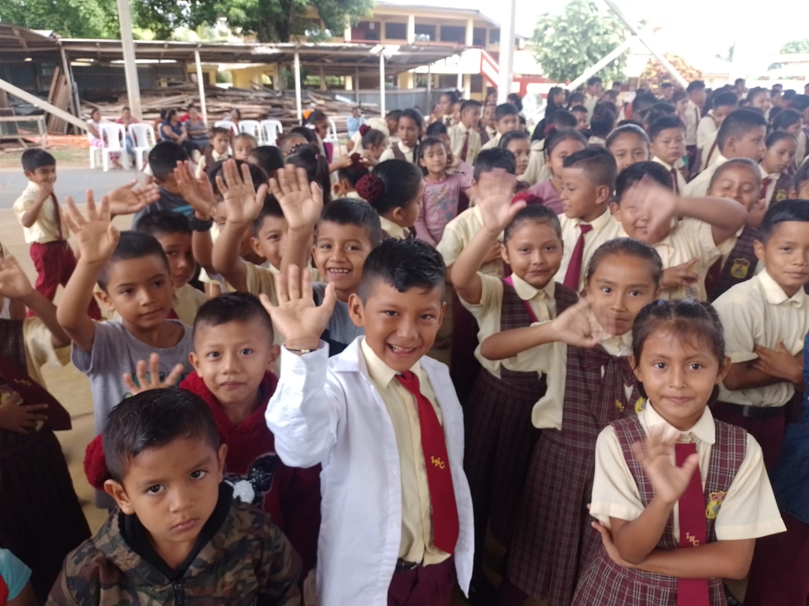 Niños felices de regresar al colegio.