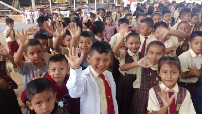 Niños felices de regresar al colegio.