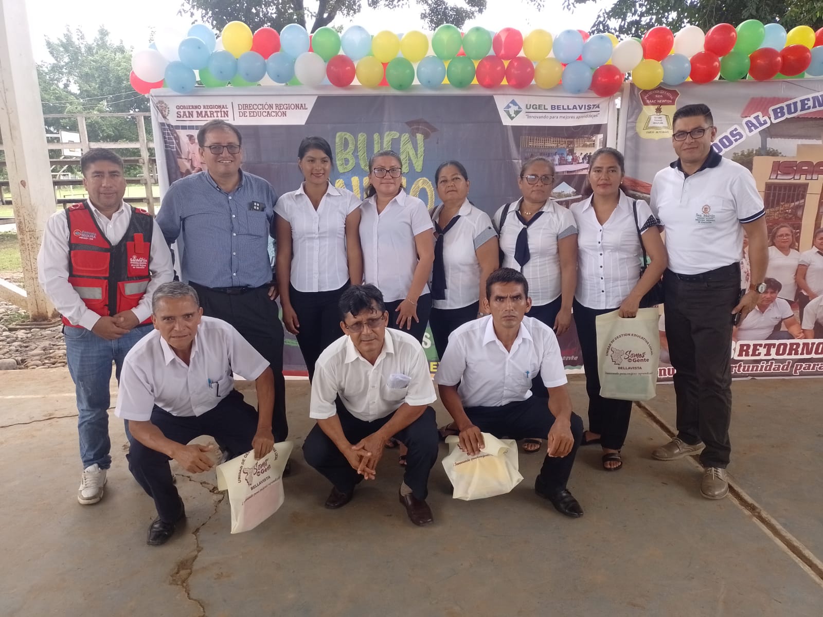 Director UGEL Bellavista POEL RUFINO HERRERA BENDEZÚ, acompañado de docentes de la IE: 0206 Isaac Newton del distrito Alto Biavo.