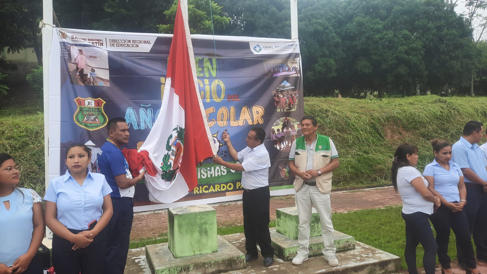 Profesor VICTOR VELA RAMIREZ apertura el año escolar en la IE: Ricardo Palma de Huingoyacu - San Pablo.