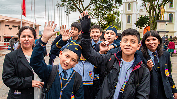 Institución Educativa Parroquial San Cristóbal dio inicio al año escolar 2023 en la plaza principal de Chincheros.