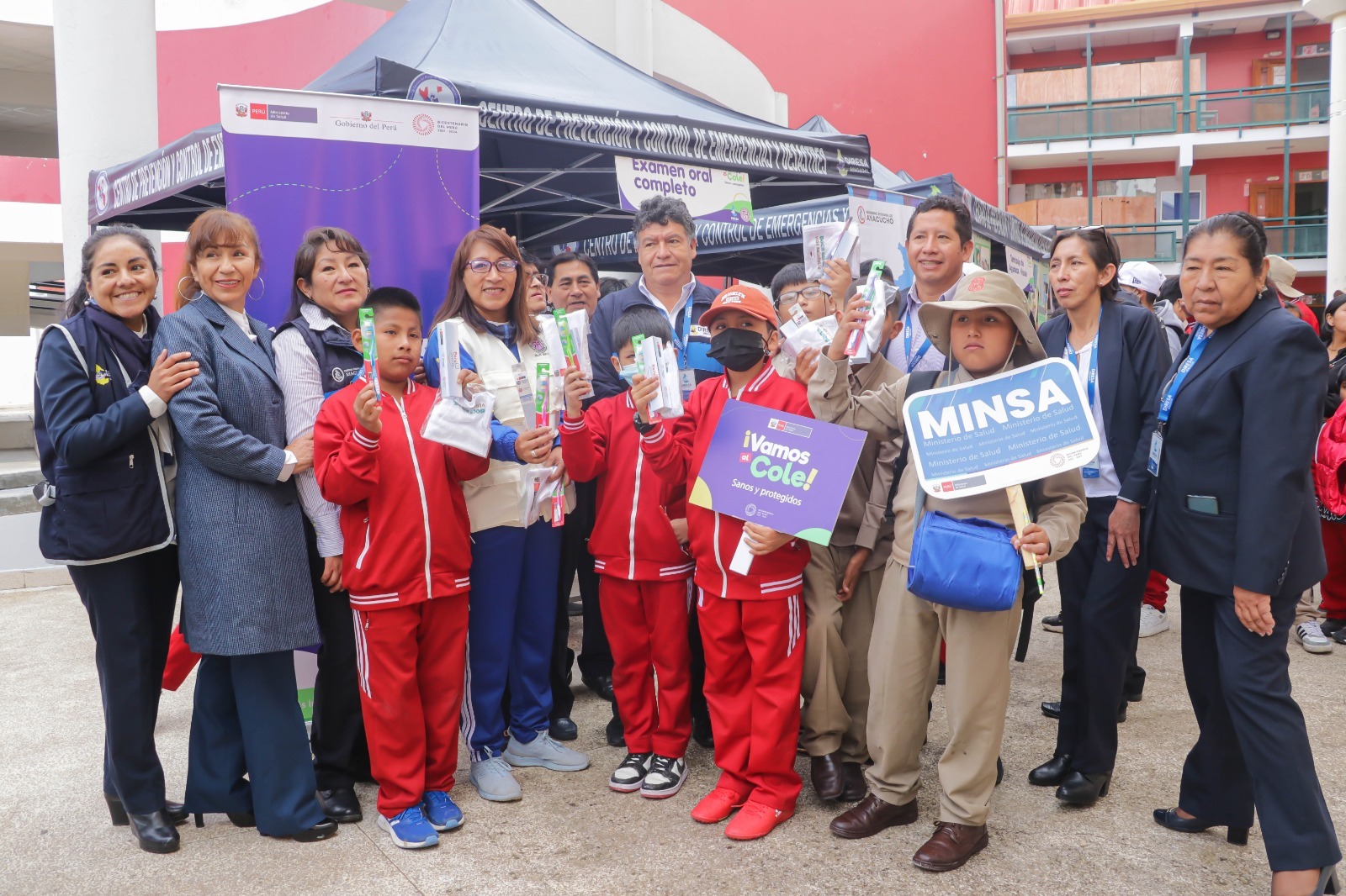 Alumnos en su primer día de clases junto al persona de la DIRESA Ayacucho