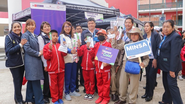 Alumnos en su primer día de clases junto al persona de la DIRESA Ayacucho