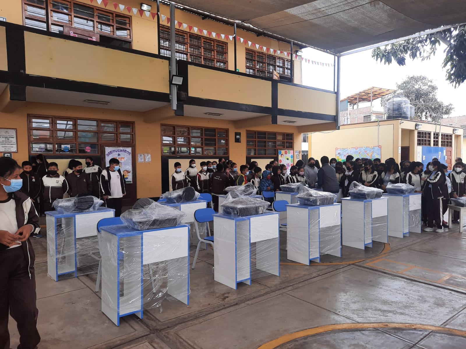 La gestión educativa con aliados benefician con 11 computadoras a la ie 7056 san martín de porres de lurin