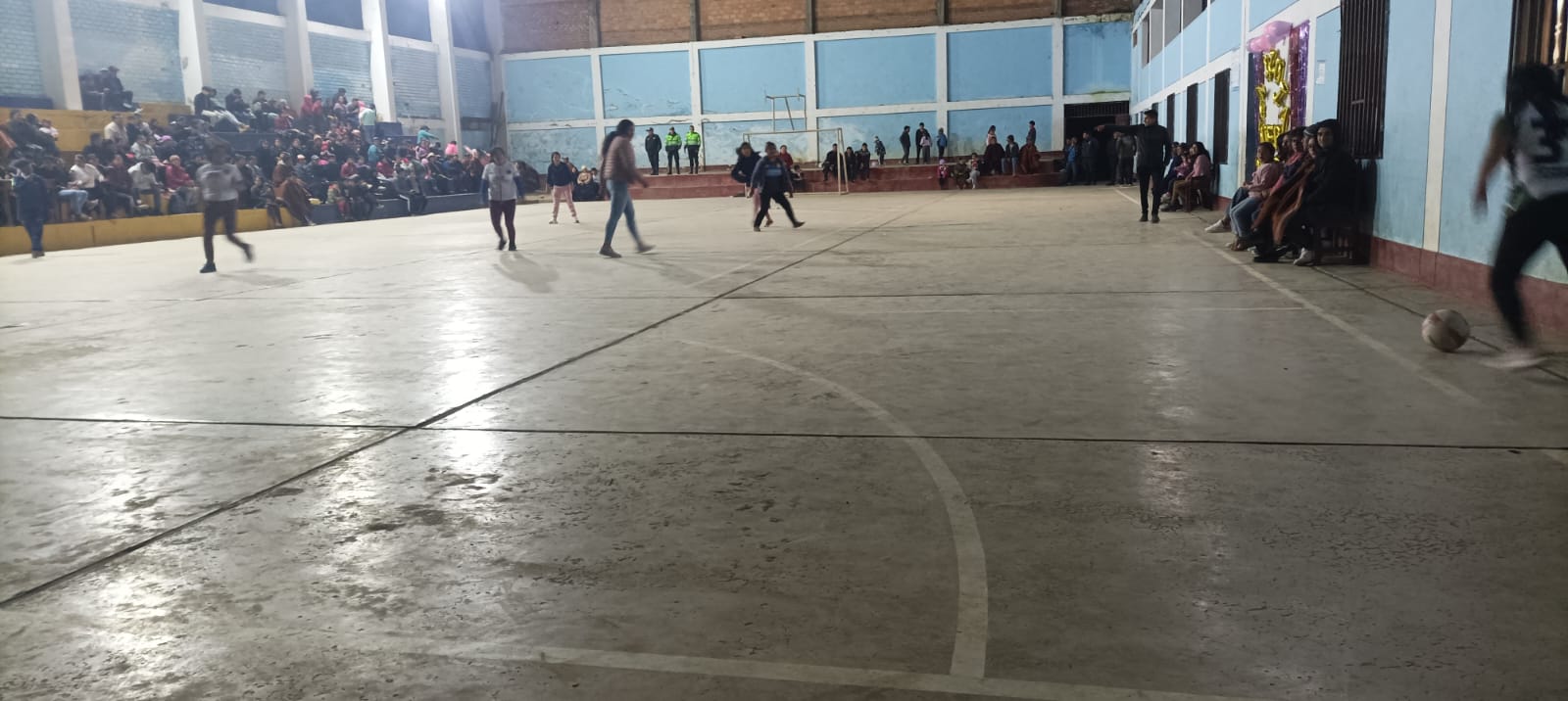 Imágenes de las mujeres tomasinas jugando Futsal.