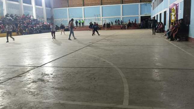 Imágenes de las mujeres tomasinas jugando Futsal.