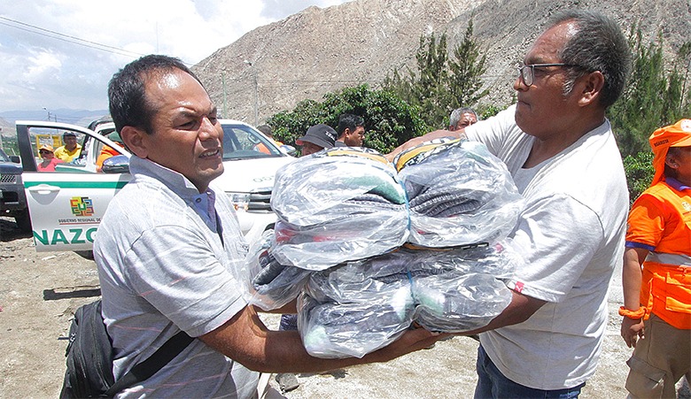 Gobernadora Rosa Vásquez traslada ayuda humanitaria a zonas afectadas por huaicos en Barranca