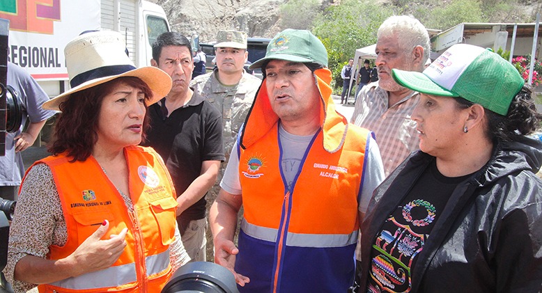 Gobernadora Rosa Vásquez traslada ayuda humanitaria a zonas afectadas por huaicos en Barranca