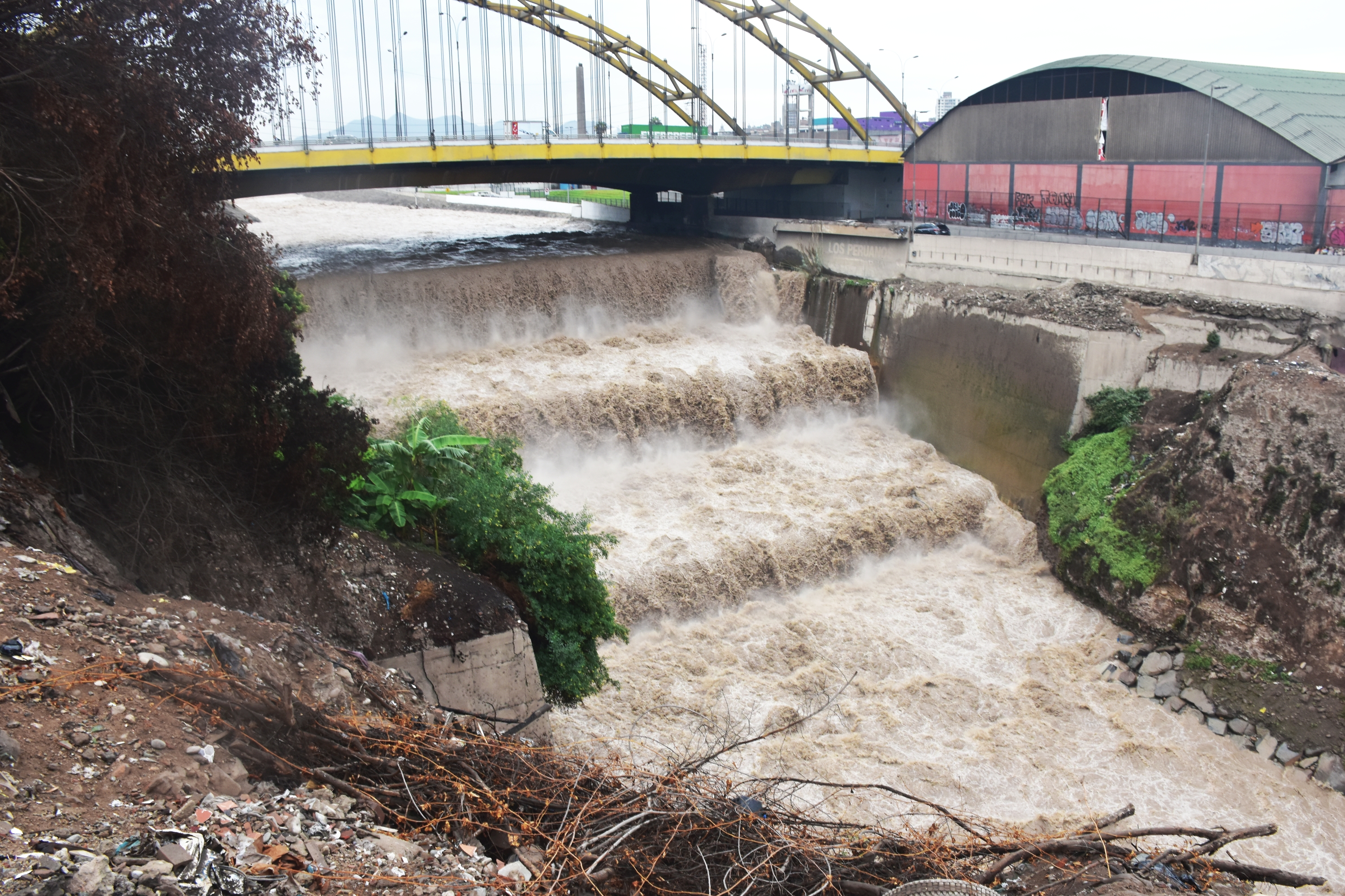 Corren riesgo más de 400 viviendas y familias que habitan en las riberas de este río desde la cuadra 15 hasta la 30 de la Avenida Perú.