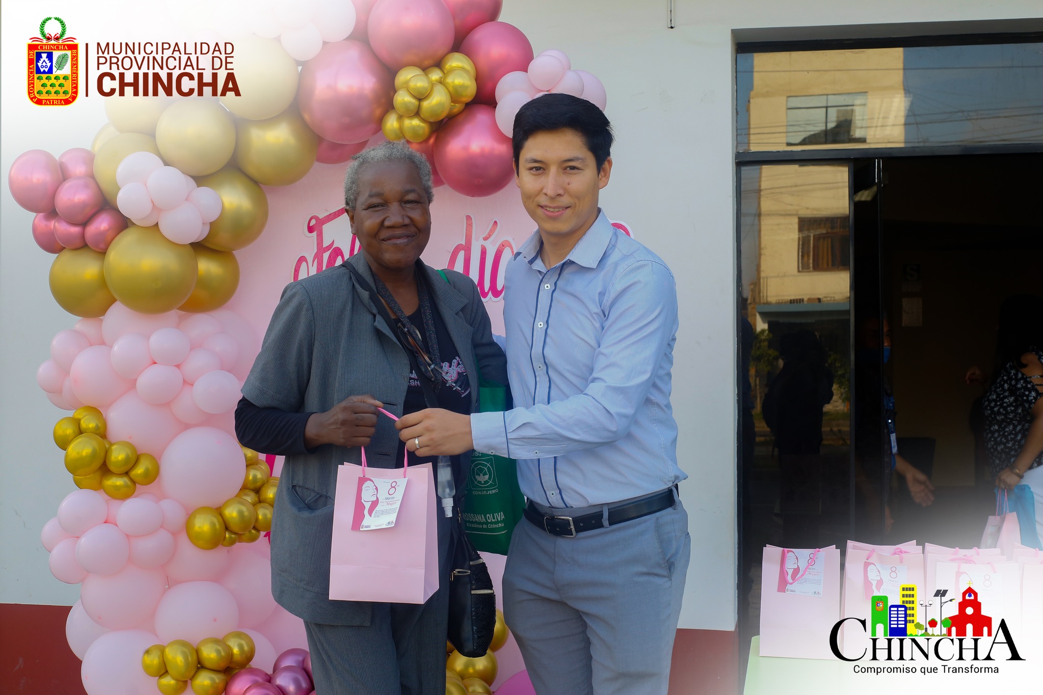 La entrega de presentes a nombre de la comuna provincial la realizaron el Sub gerente de recursos humanos, Héctor Tasayco y el gerente de administración, Anthony Niebuhr, quienes felicitaron a cada una de las trabajadoras en este día tan especial.