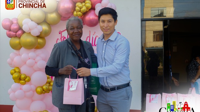 La entrega de presentes a nombre de la comuna provincial la realizaron el Sub gerente de recursos humanos, Héctor Tasayco y el gerente de administración, Anthony Niebuhr, quienes felicitaron a cada una de las trabajadoras en este día tan especial.