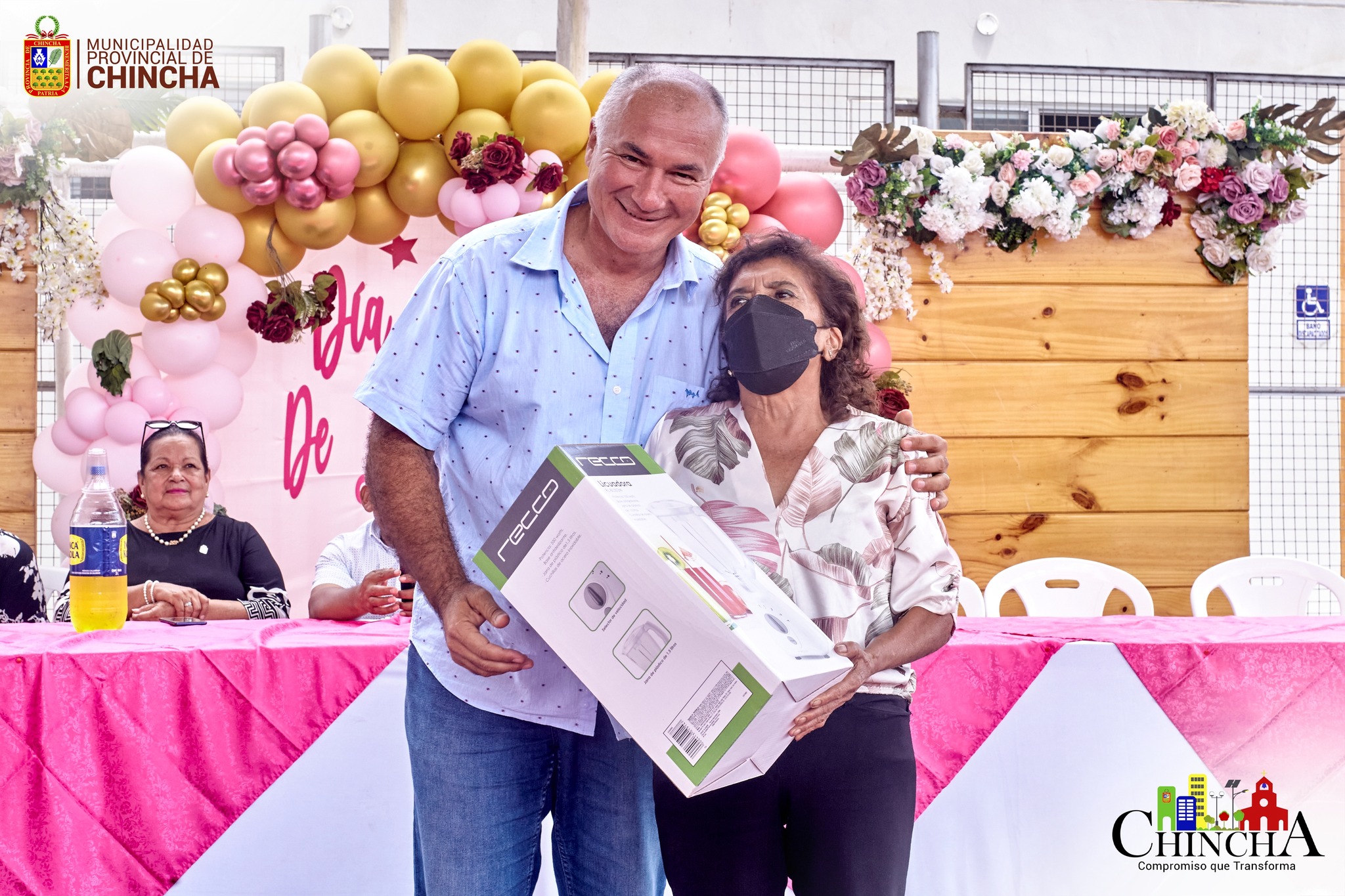 El alcalde provincial Ing. César Carranza Falla y los regidores, Luz Elena Carbo Travi de Modonese, Rosaura Ruiz Cueto, Melanie Apolaya Reyes, Mayra Mendoza Gallardo y César Aguirre Lévano, quienes participaron de este importante día y agasajo, además de particpar las diferentes actividades que se realizaron en esta fecha especial de reconocimiento a todas las mujeres.