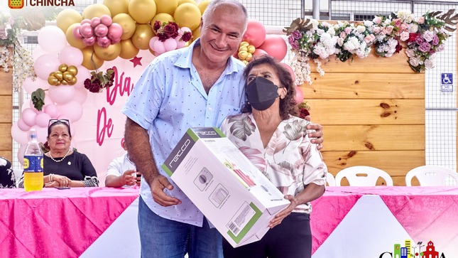 El alcalde provincial Ing. César Carranza Falla y  los regidores, Luz Elena Carbo Travi de Modonese, Rosaura Ruiz Cueto, Melanie Apolaya Reyes, Mayra Mendoza Gallardo y César Aguirre Lévano, quienes participaron de este importante día y agasajo, además de particpar las diferentes actividades que se realizaron en esta fecha especial de reconocimiento a todas las mujeres.