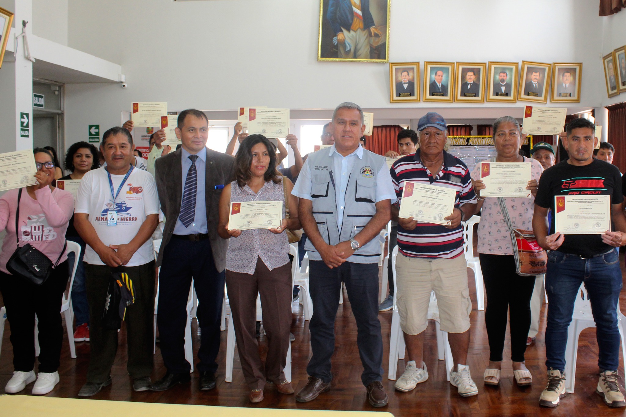 Alcalde participó de la entrega de certificados del "Curso de Especialización en Operación y Mantenimiento de los Servicios de Saneamiento"