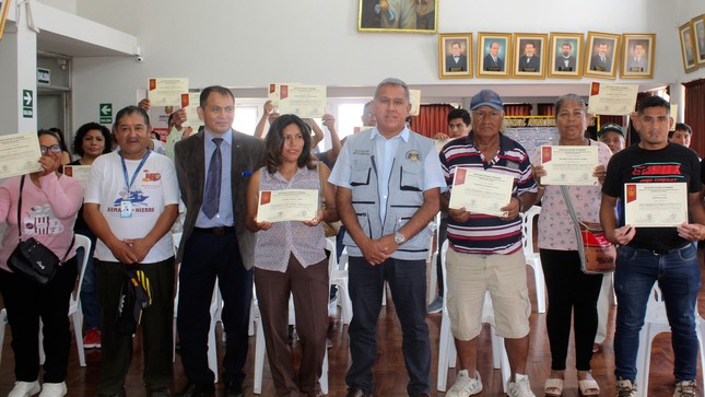 Alcalde participó de la entrega de certificados del "Curso de Especialización en Operación y Mantenimiento de los Servicios de Saneamiento"