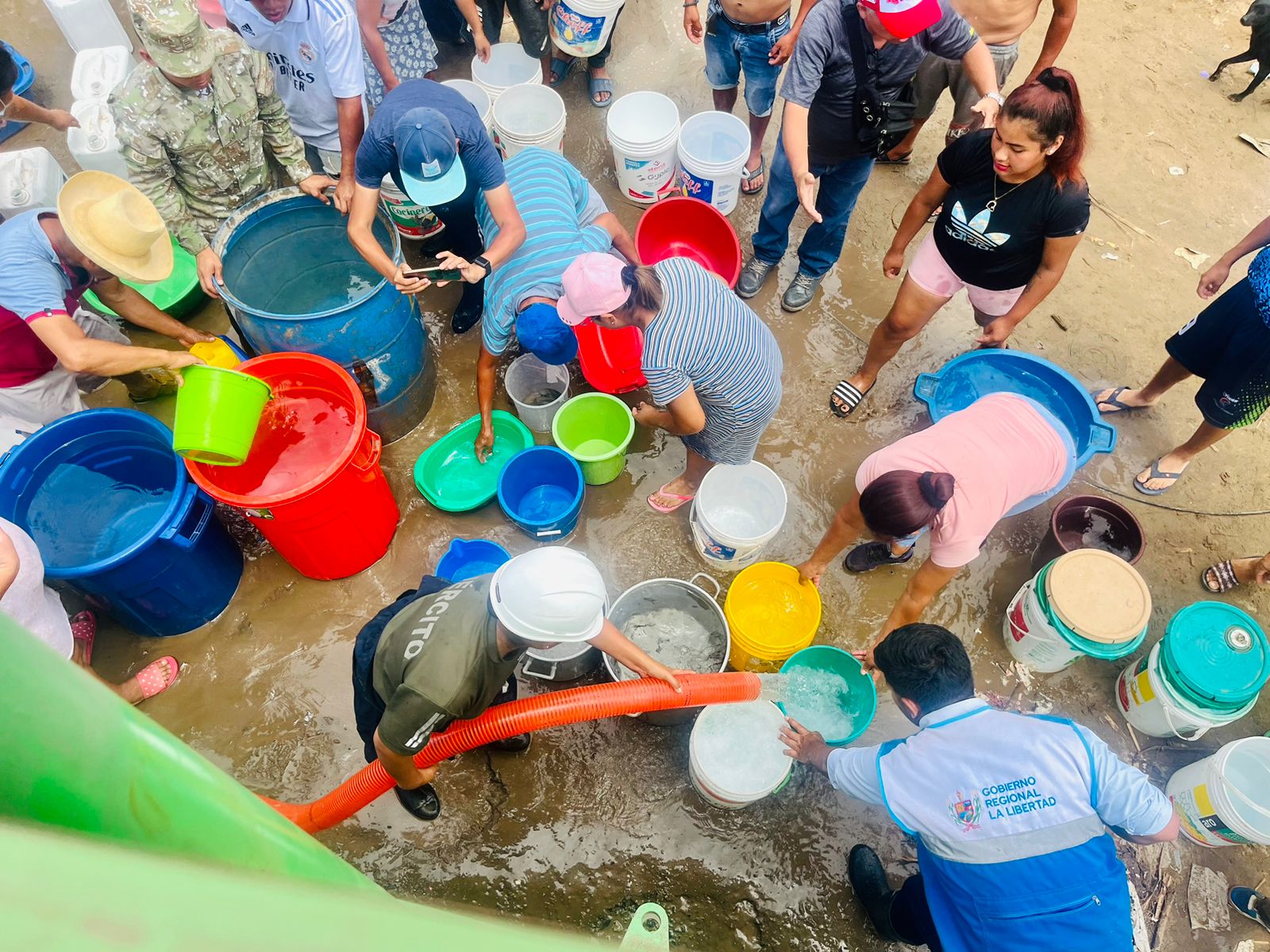 Ejército del Perú brindó asistencia inmediata a nuestros hermanos de los distritos de La Esperanza, El Porvenir y Víctor Larco Herrera que no cuentan con agua potable.