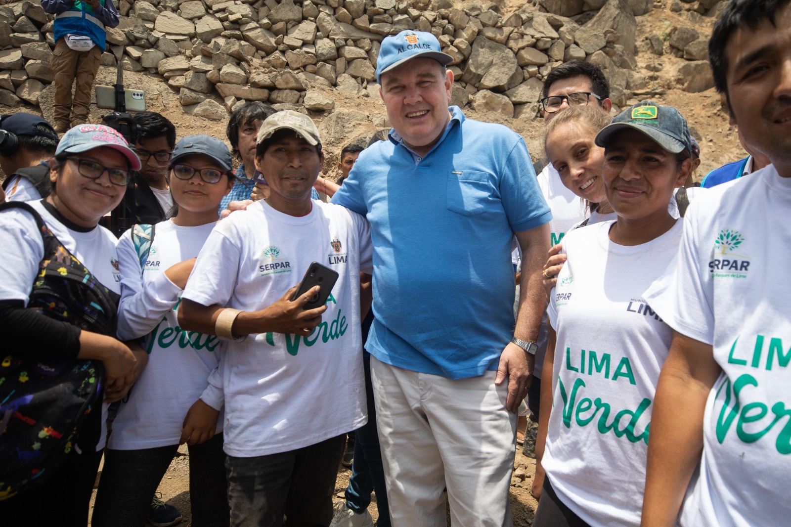 Acompañado de Jóvenes Voluntarios de diferentes universidades, dirigentes vecinales y pobladores en general, siembra se lleva a cabo en Vallecito Alto-Las Lomas de las Vizcachas, de Villa María del Triunfo.
