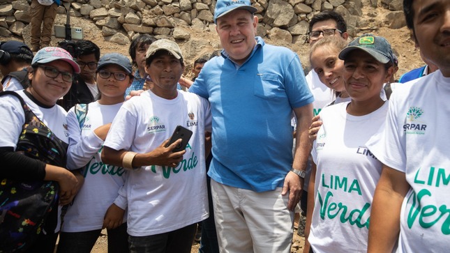 Acompañado de Jóvenes Voluntarios de diferentes universidades, dirigentes vecinales y pobladores en general, siembra se lleva a cabo en Vallecito Alto-Las Lomas de las Vizcachas, de Villa María del Triunfo.