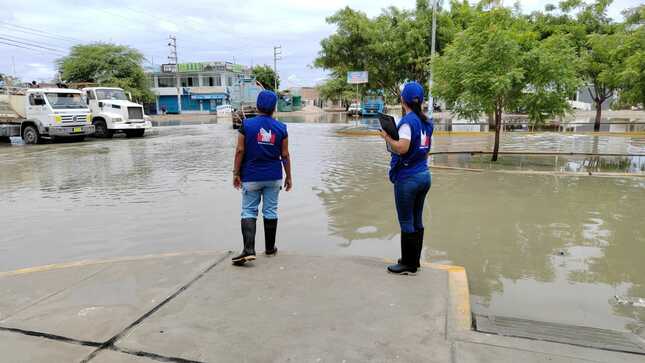 Comisionadas de la Defensoría del Pueblo supervisando acciones ante intensas lluvias en la ciudad de Piura
