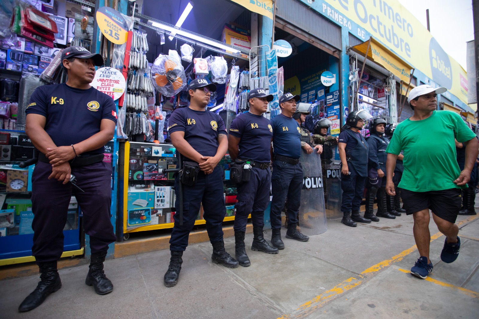 En esta ocasión el Centro Comercial Primero de octubre de San Juan de Miraflores fue intervenido.