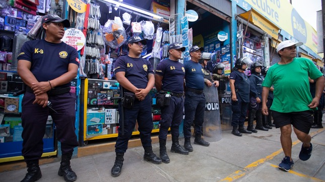 En esta ocasión el Centro Comercial Primero de octubre de San Juan de Miraflores fue intervenido.