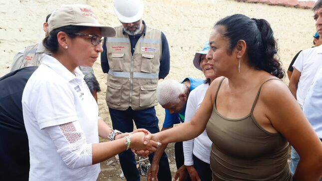  Ministra de Cultura participó en campaña de limpieza de techos en el Centro Histórico de Lima por fuertes lluvias