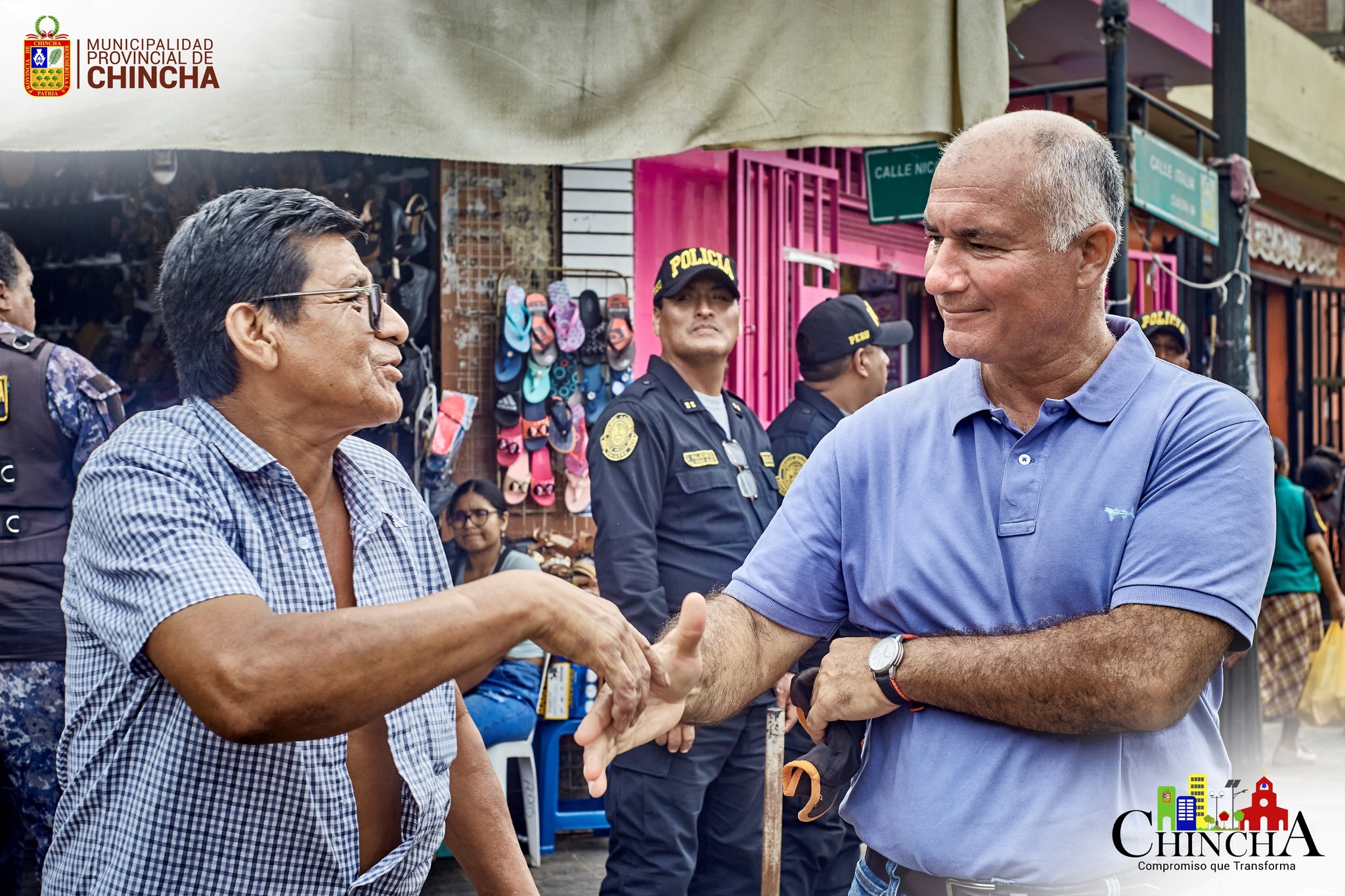 Otra vez, el alcalde provincial César Carranza Falla, personla municipal y el apoyo de la PNP - Chincha, a cargo del Crnel. Miguel Talla, intervinieron las calles adyacentes a los mercados de Chincha (Italia y Santos Nagaro).