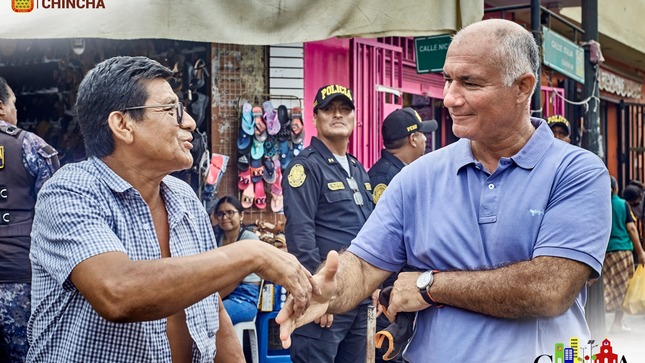 Otra vez, el alcalde provincial César Carranza Falla, personla municipal y el apoyo de la PNP - Chincha, a cargo del Crnel. Miguel Talla, intervinieron las calles adyacentes a los mercados de Chincha (Italia y Santos Nagaro).
